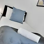 City Centre 2 Bedroom Apt - Free Parking - Wifi - Smart Tv