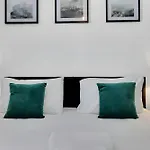 City Centre 2 Bedroom Apt - Free Parking - Wifi - Smart Tv