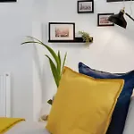 City Centre 2 Bedroom Apt - Free Parking - Wifi - Smart Tv