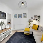 City Centre 2 Bedroom Apt - Free Parking - Wifi - Smart Tv