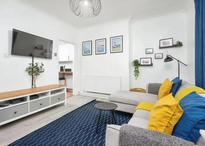 City Centre 2 Bedroom Apt - Free Parking - Wifi - Smart Tv