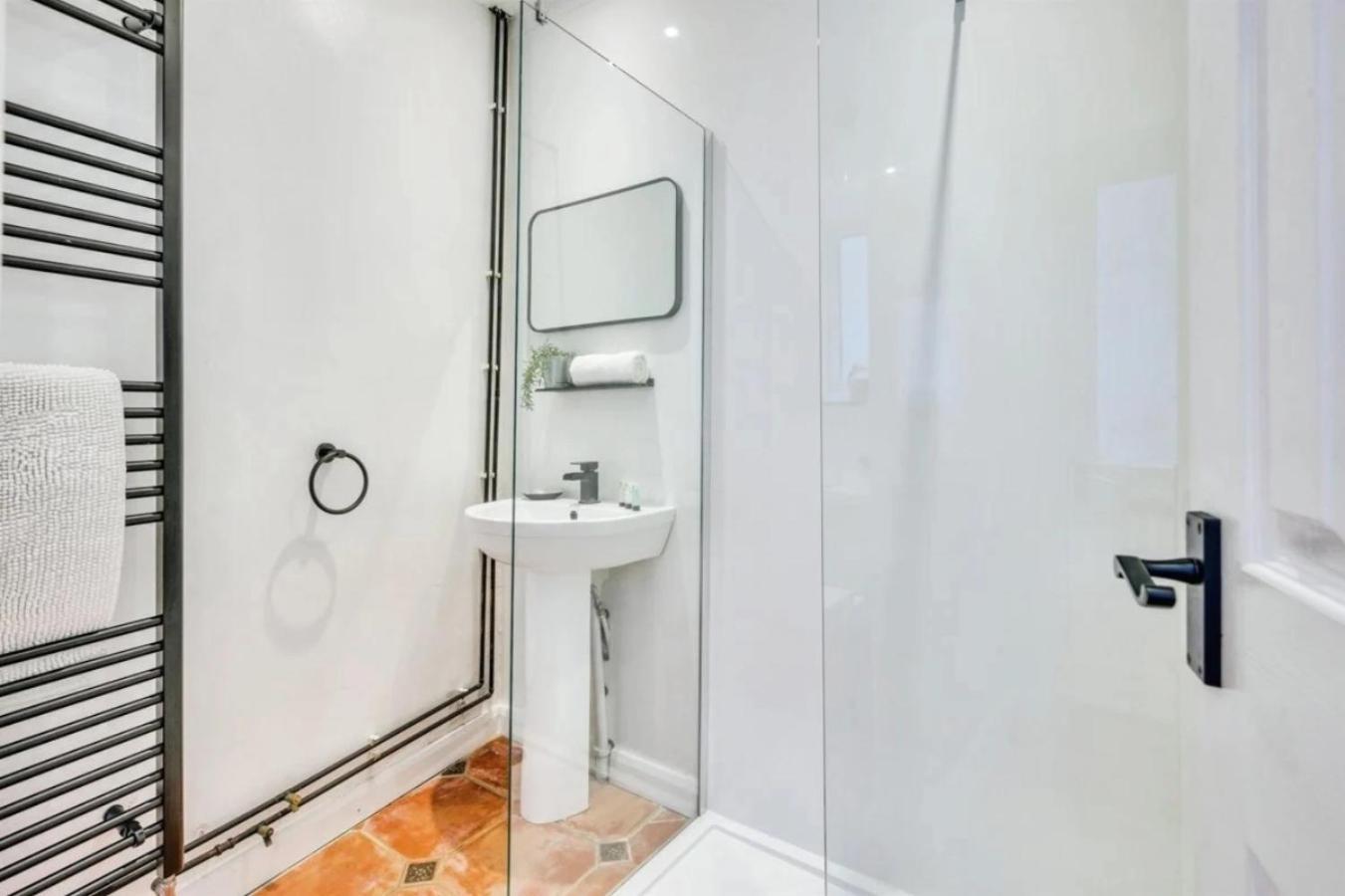Centre 2 Bedroom - Free Parking - Wifi - Smart Tv *