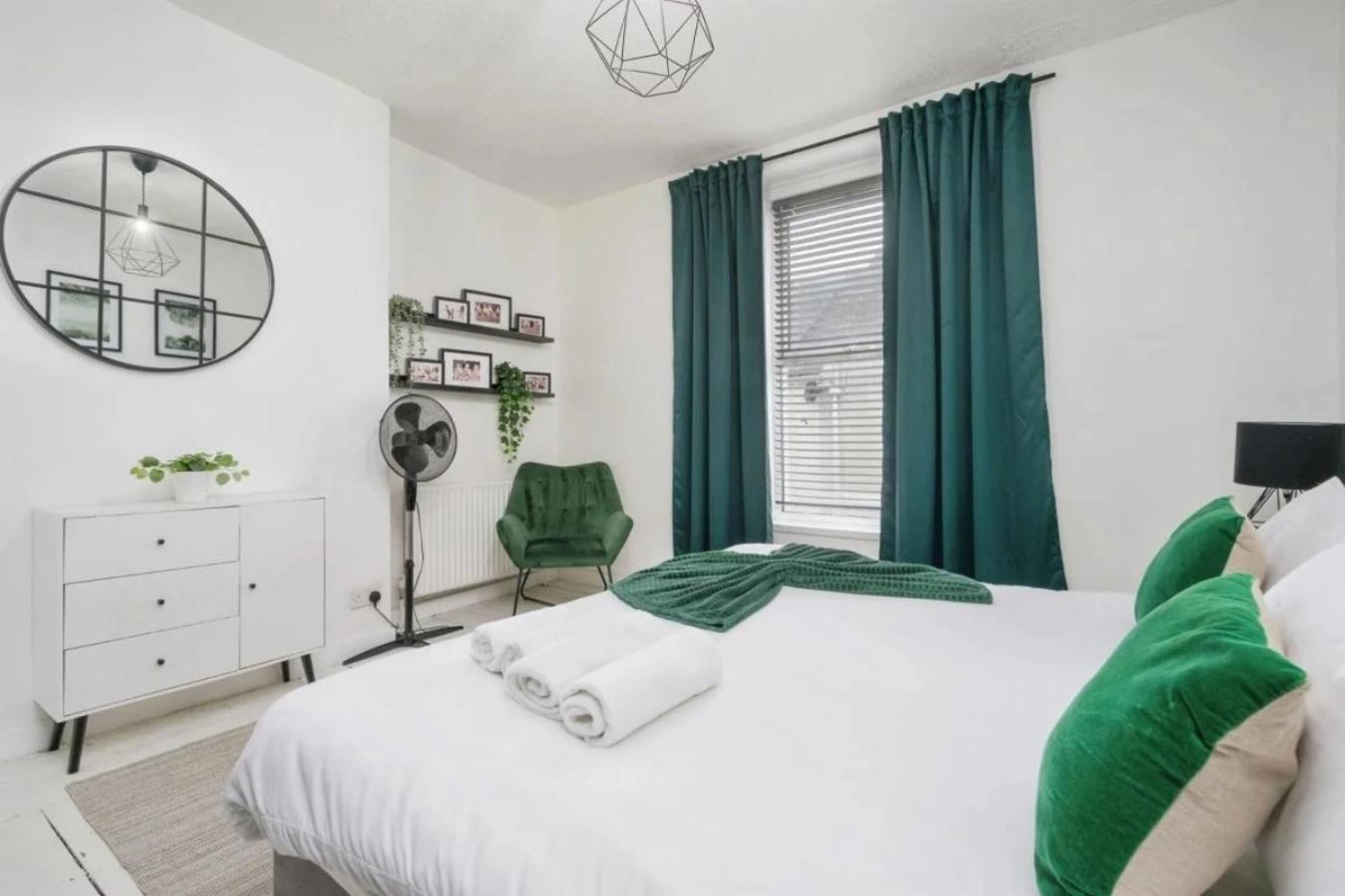 Centre 2 Bedroom - Free Parking - Wifi - Smart Tv Apartment *